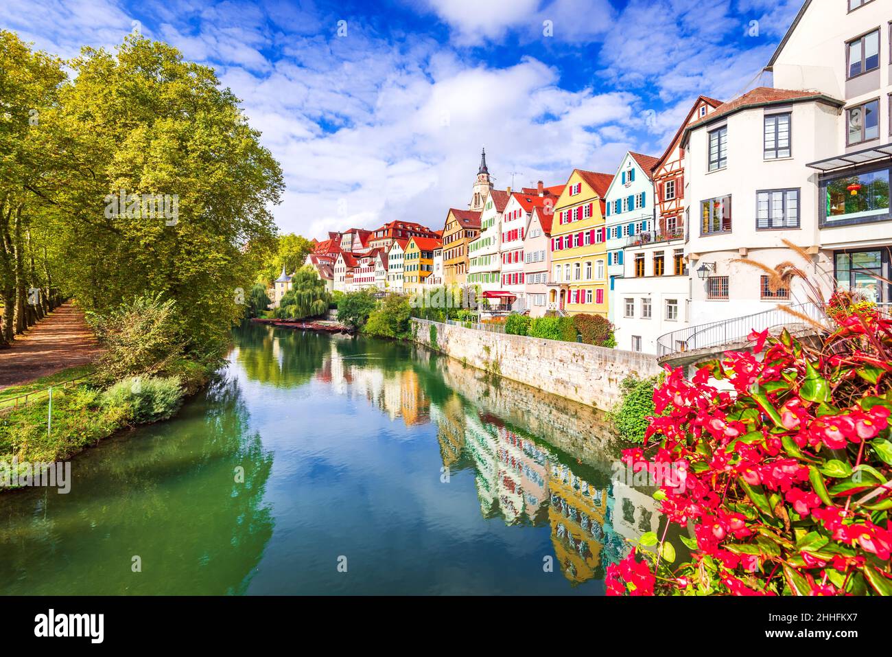 Tubingen, Allemagne.Ville allemande traditionnelle décorée de fleurs, Land de Bade-Wurtemberg. Banque D'Images