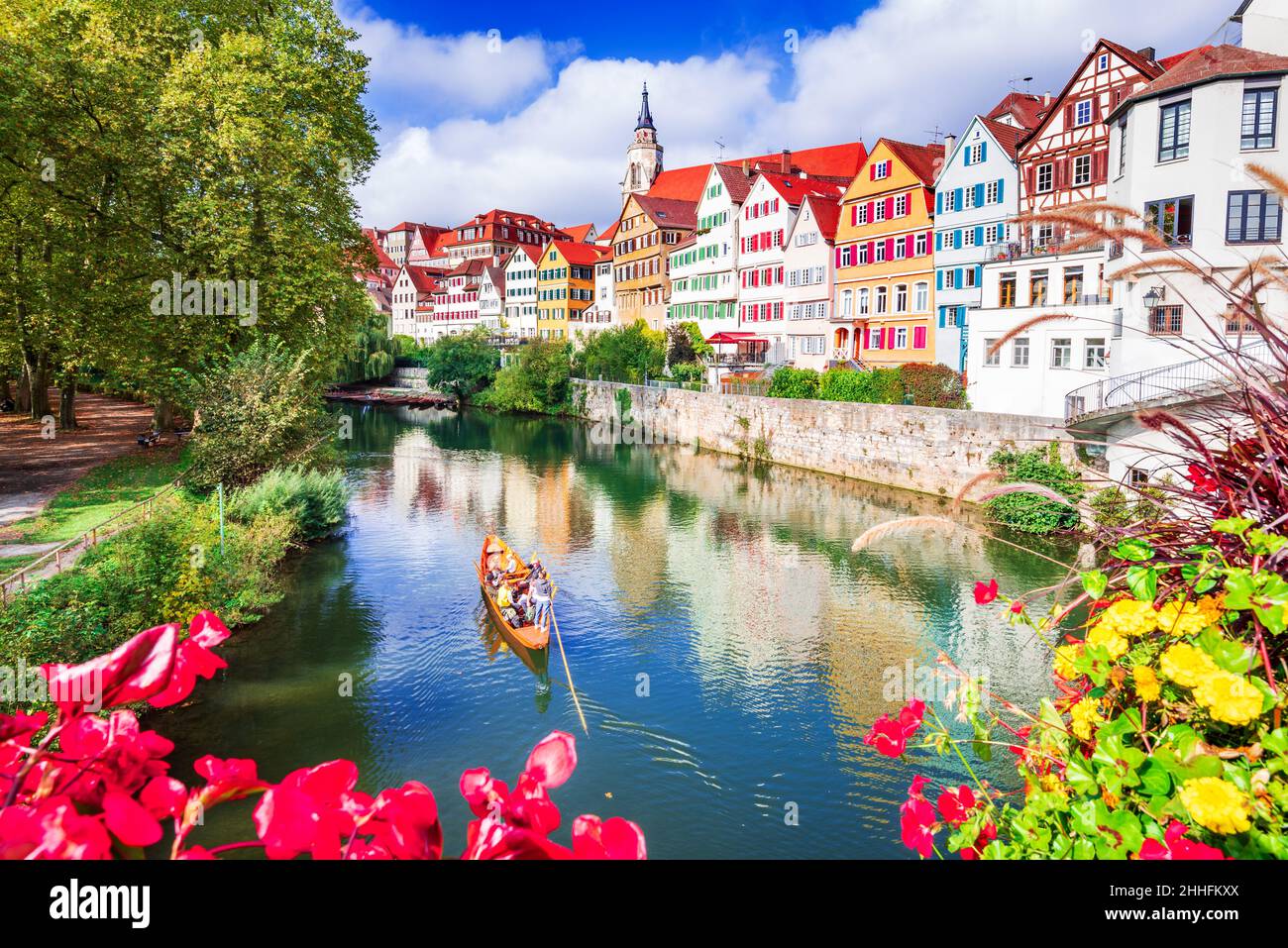 Tubingen, Allemagne.Ville allemande traditionnelle décorée de fleurs, Land de Bade-Wurtemberg. Banque D'Images
