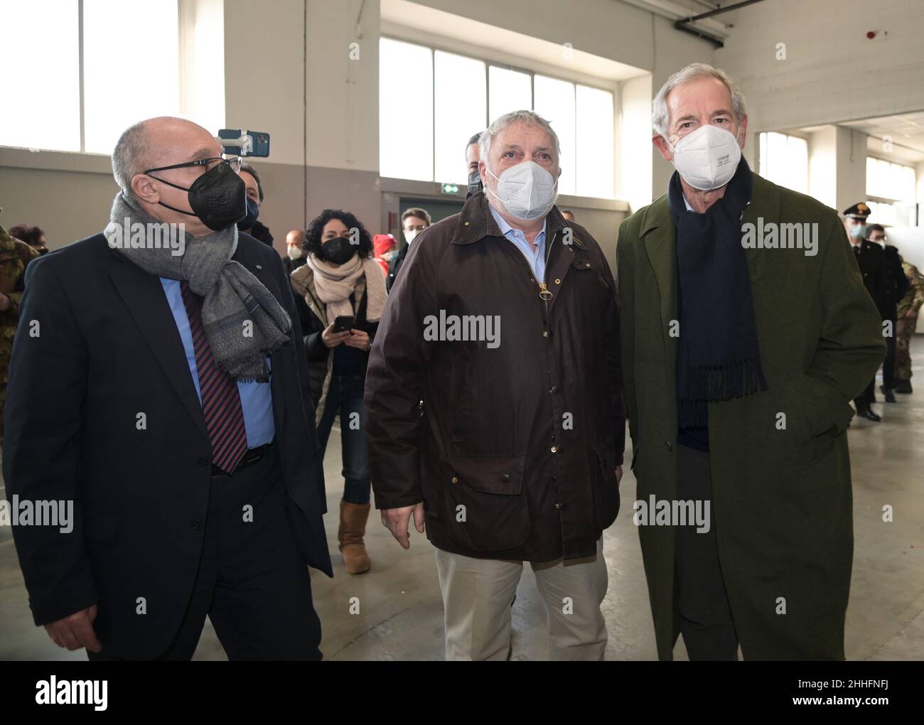 Milan, Italie.24th janvier 2022.Milan, Italie le général Francesco Figliuolo et le consultant de la région Lombardie Guido Bertolaso inaugurent l'énorme centre de vaccination de Gallarate dans les anciennes casernes de l'Armée de l'Air à via Milano.Dans la photo: Guido Bertolaso consultant de la région Lombardie avec ATS Valle Olona Manager crédit: Agence de photo indépendante/Alamy Live News Banque D'Images