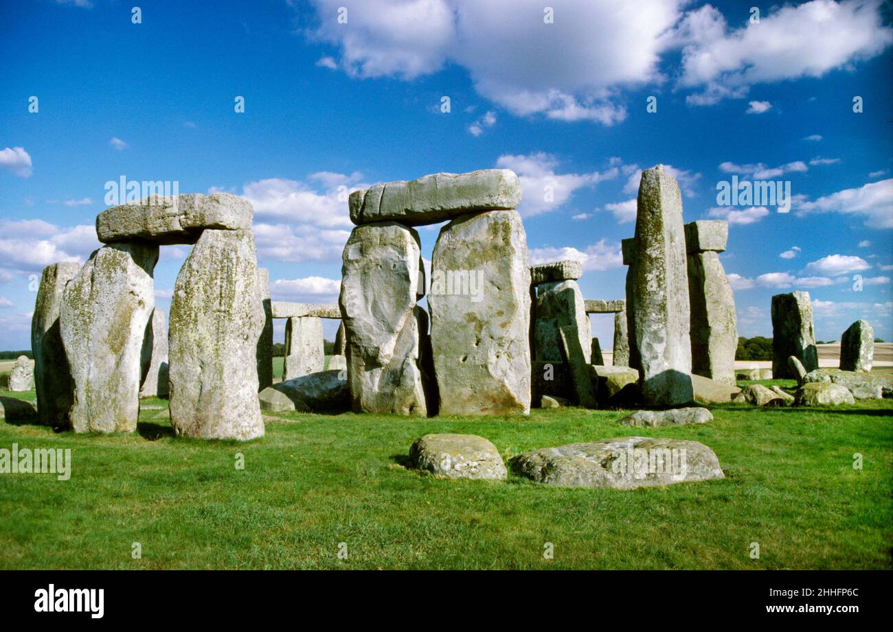 Stonehenge, Angleterre.Se regardant les vestiges emblématiques des 2 arrangements concentriques de pierres Sarsen massives érigées au centre du henge. Banque D'Images