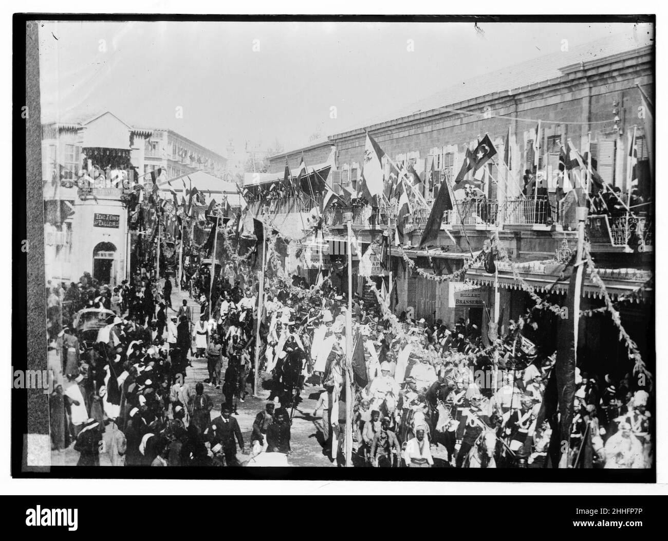 Visite d'État à Jérusalem de Guillaume II d'Allemagne en 1898. Vue générale de Jaffa Road, de monde et de drapeaux, lors de procession. Banque D'Images