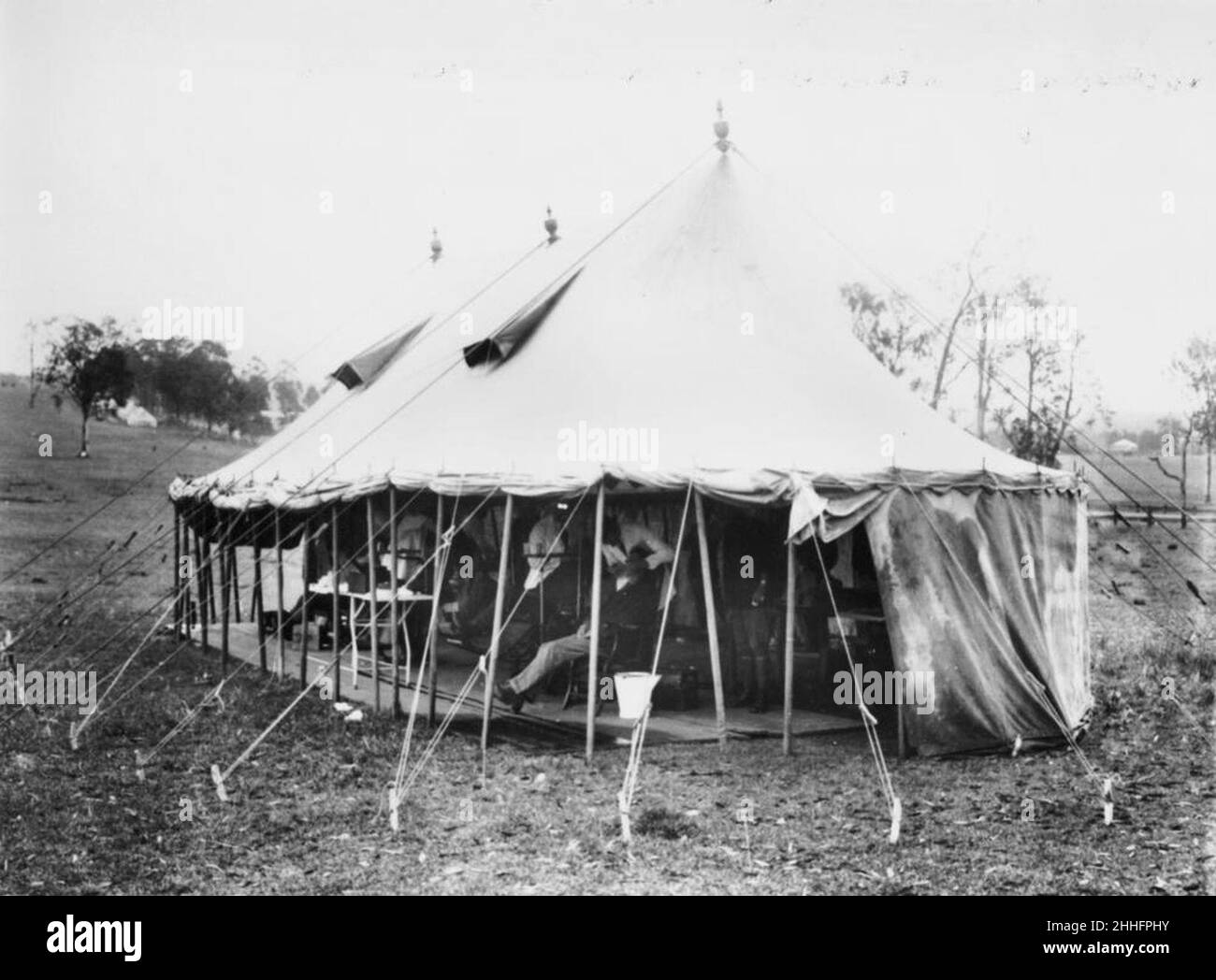 Les barbiers de l'armée préparent les nouvelles recrues à leur vie dans les forces, 1914. Banque D'Images