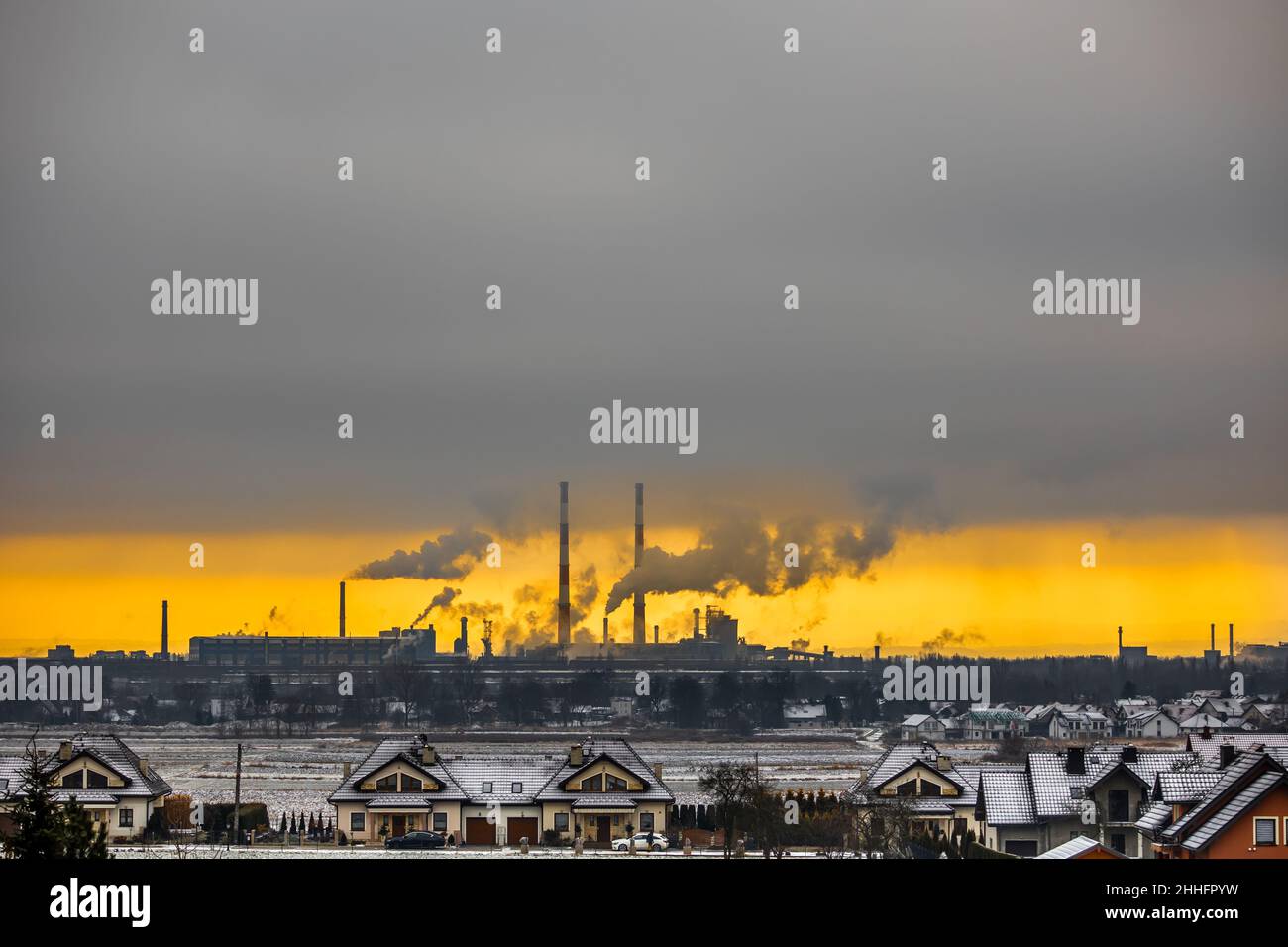 Un panorama d'une usine d'acier sur le fond du ciel orange.Cheminées de fumée, empoisonnement environnemental.Photo prise par une journée nuageux, dramat Banque D'Images