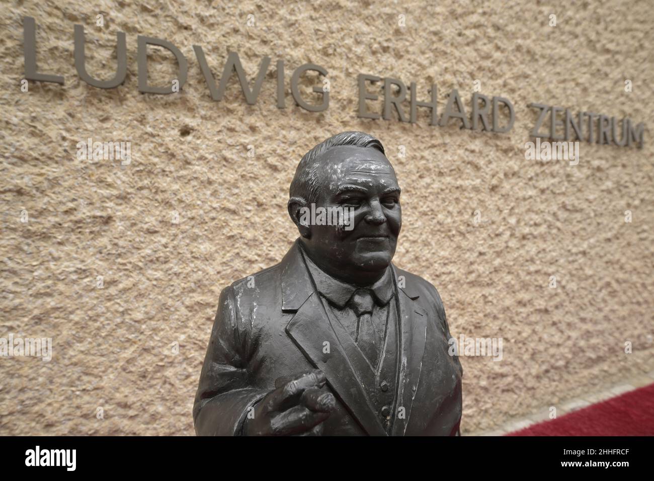 24 janvier 2022, Bavière, Fürth : un buste de Ludwig Erhard se dresse devant l'exposition « LUDWIG ERHARD - IM ORIGINAL » au Centre Ludwig Erhard.Pour la première fois sont exposés des objets manquants dans le domaine privé de l'ancien chancelier allemand.Photo: Matthias Merz/dpa Banque D'Images