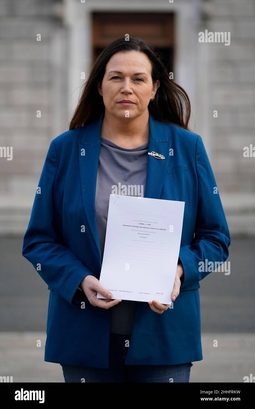 Sinn Fein TD Louise O'Reilly tenant un projet de loi sur la violence familiale qu'elle veut présenter à la Dail, à l'extérieur de Leinster House, Dublin.Date de la photo: Lundi 24 janvier 2022. Banque D'Images