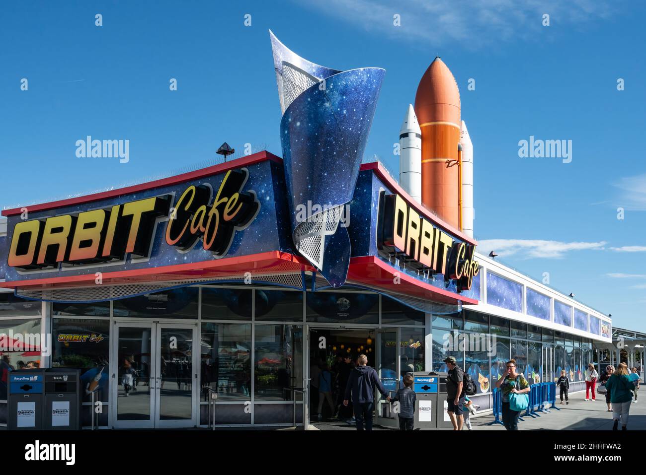 Cape Canaveral, Floride, États-Unis d'Amérique - DÉCEMBRE, 2018: Orbit Cafe avec belle vue de roquettes au complexe de visiteurs du Kennedy Space Center à Banque D'Images