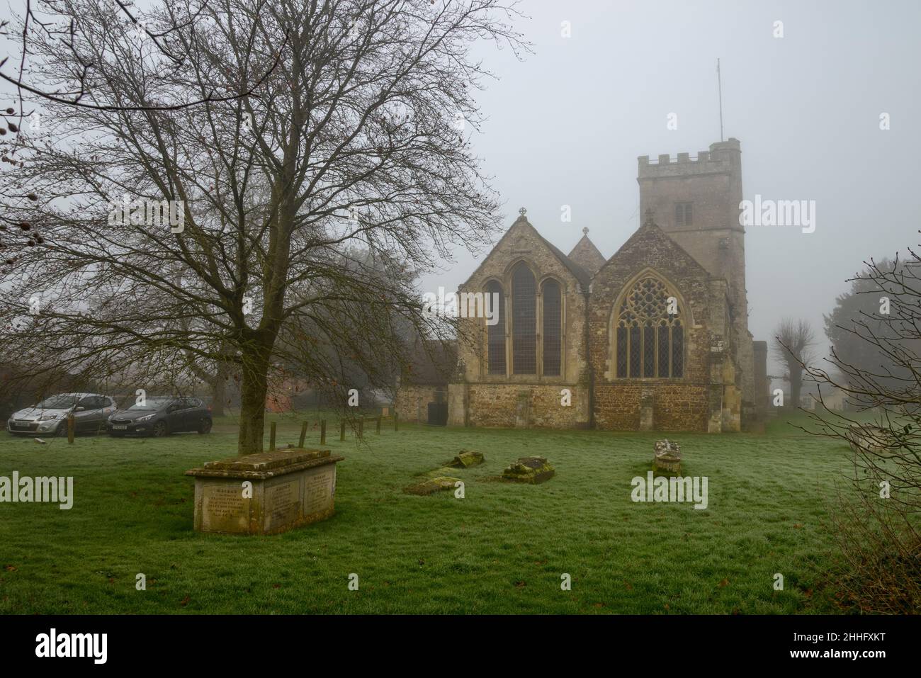 Église saxonne anglaise en brume Banque D'Images