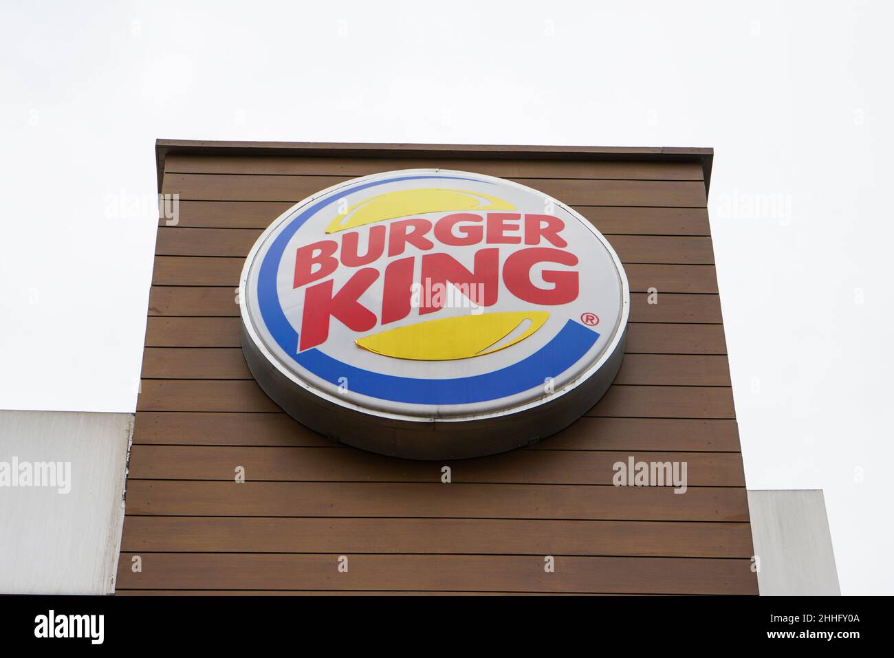 Semarang, Indonésie - octobre 2023 : Bâtiment Burger King devant lequel il y a une grande écriture et le logo de l'entreprise. Banque D'Images