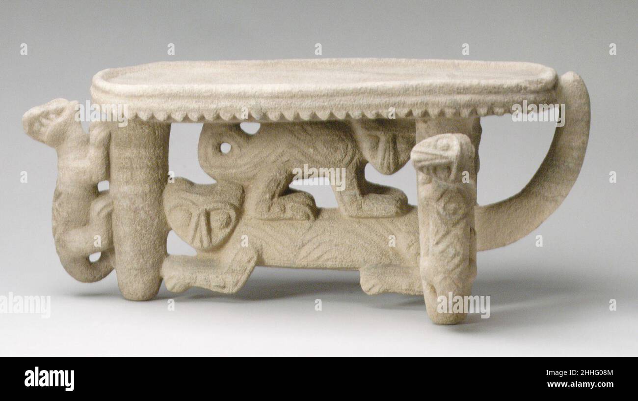 Le Metates de panneau volant 1st–5th Century Atlantic Watershed Metates, objets de pierre ressemblant à des tableaux utilisés dans l'ancienne Mésoamerica pour le broyage de denrées alimentaires telles que le maïs, a subi une élaboration particulière en Amérique centrale, où ils ont pris des significations spéciales ainsi que des formes sculpturales inhabituelles.Ces nouvelles significations sont considérées comme fondées sur la fonction originale du métate comme un outil: Comme la transformation du celt de travail en un ornement spécial, la table de broyage est devenue un objet rituel.Dans la région du bassin versant de l'Atlantique, source du présent exemple, les trois pattes de support du métate Banque D'Images