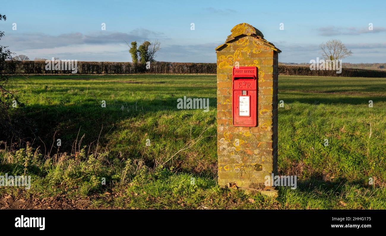 Une boîte à montants montée dans une tour en brique construite sur mesure avec un petit toit en tuiles Banque D'Images