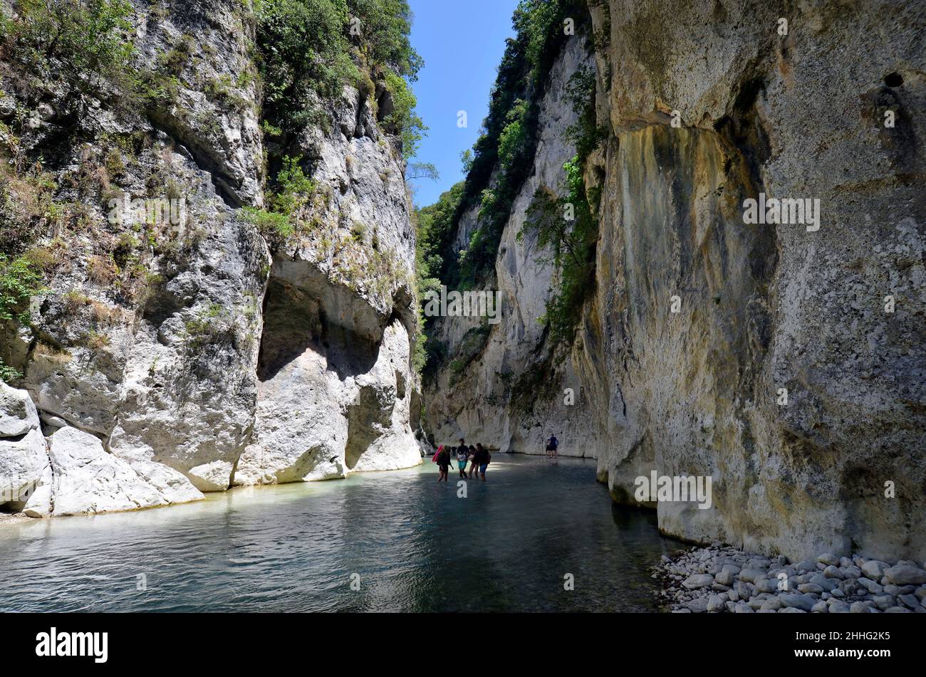 Glyki, Grèce - 29 juin 2021: Touristes inconnus dans l'eau claire mais froide de la rivière Acheron, dans la mythologie grecque, Acheron était l'un des fleuves de Banque D'Images