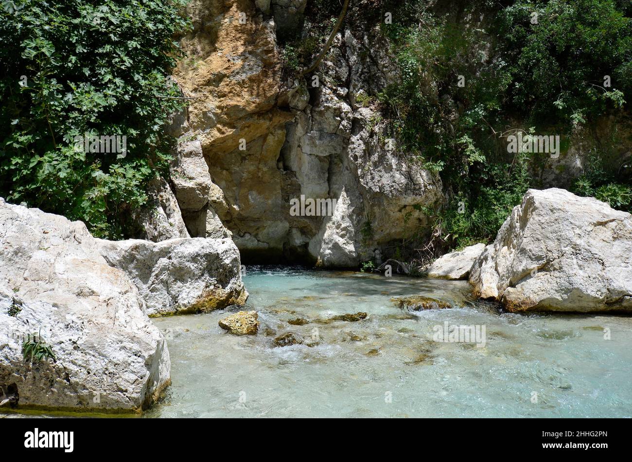 Grèce, Glyki, l'eau claire mais froide de la rivière Acheron, dans la mythologie grecque Acheron était l'une des rivières du sous-monde grec. Banque D'Images