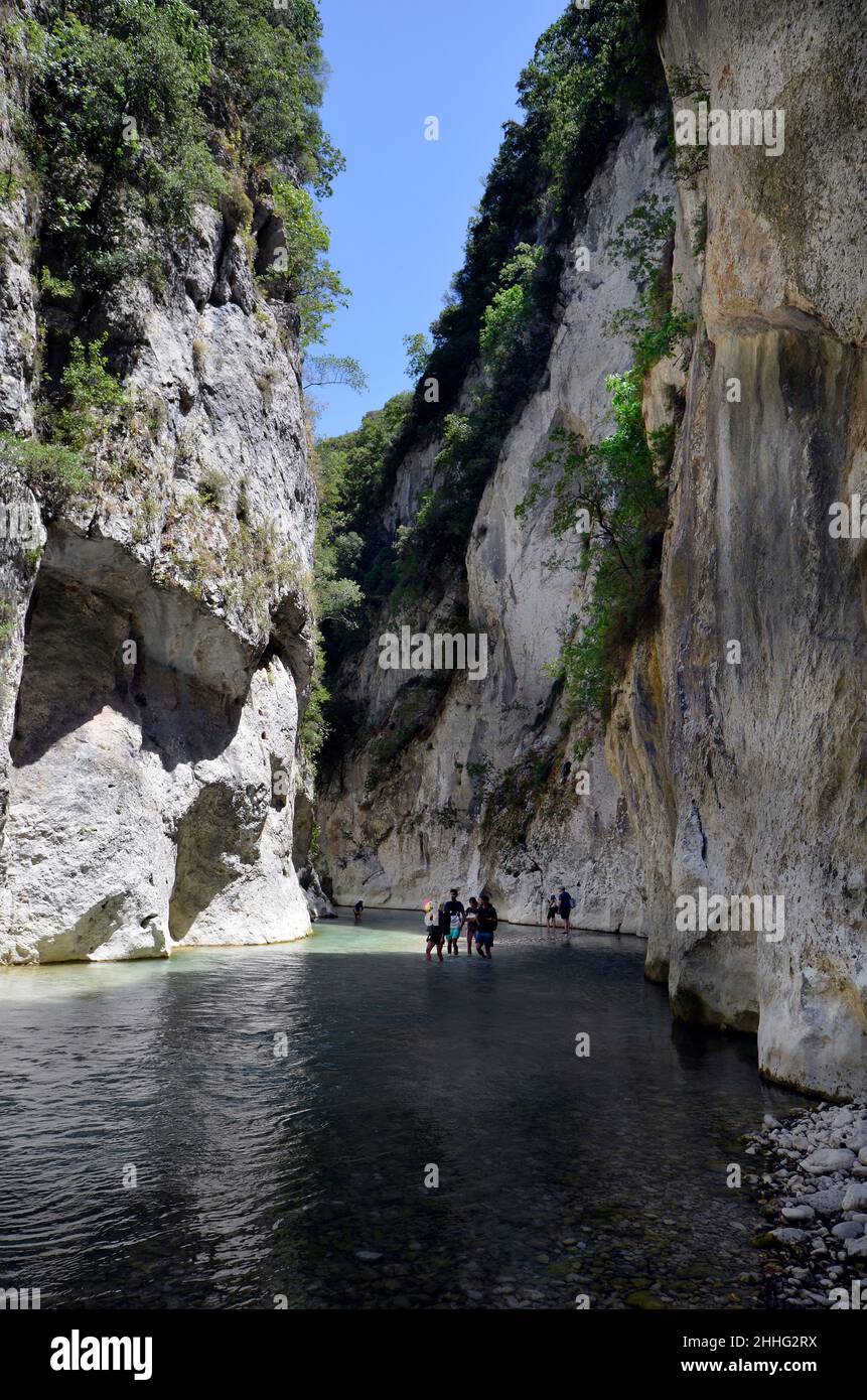 Glyki, Grèce - 29 juin 2021: Touristes inconnus dans l'eau claire mais froide de la rivière Acheron, dans la mythologie grecque, Acheron était l'un des fleuves de Banque D'Images