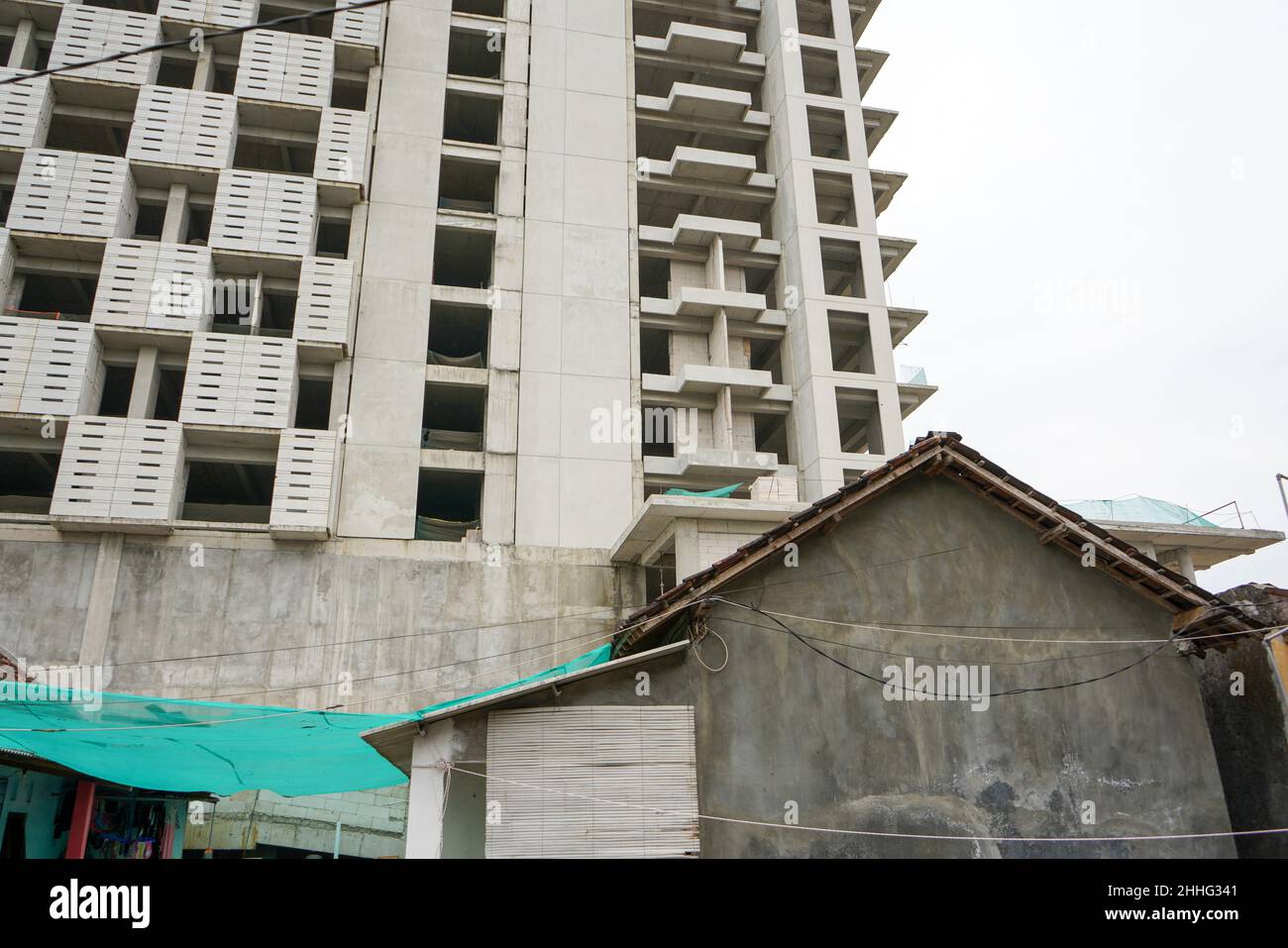 Les immeubles d'appartements et d'hôtels de grande hauteur se composent de nombreux étages qui sont encore inachevés. Des bâtiments qui ont l'air modelés. Banque D'Images