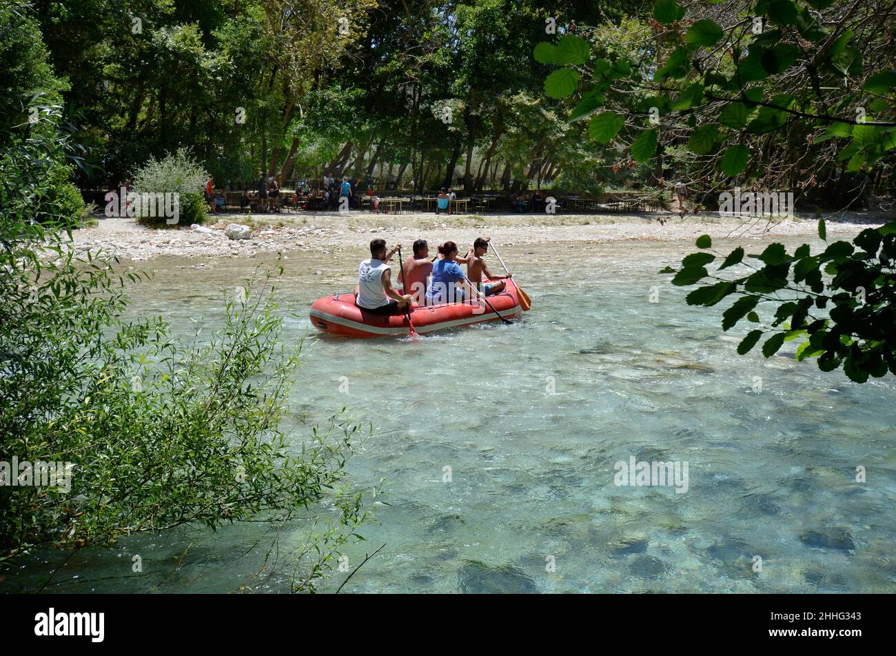 Glyki, Grèce - 29 juin 2021: Des touristes inconnus font un canot dans l'eau claire mais froide de la rivière Acheron, dans la mythologie grecque, Acheron en était un Banque D'Images