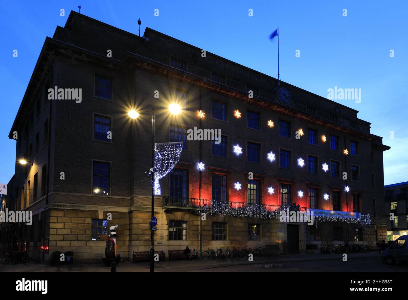 Lumières de Noël sur le Guildhall, Market Hill, Cambridge City, Cambridgeshire, Angleterre,ROYAUME-UNI Banque D'Images