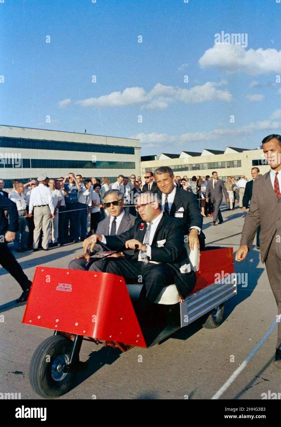 ST-C378-8-62.Directeur du George C. Marshall Space Flight Centre (MSFC), Dr. Wernher von Braun, à McDonnell Aircraft Corporation à St. Louis, Missouri. Banque D'Images