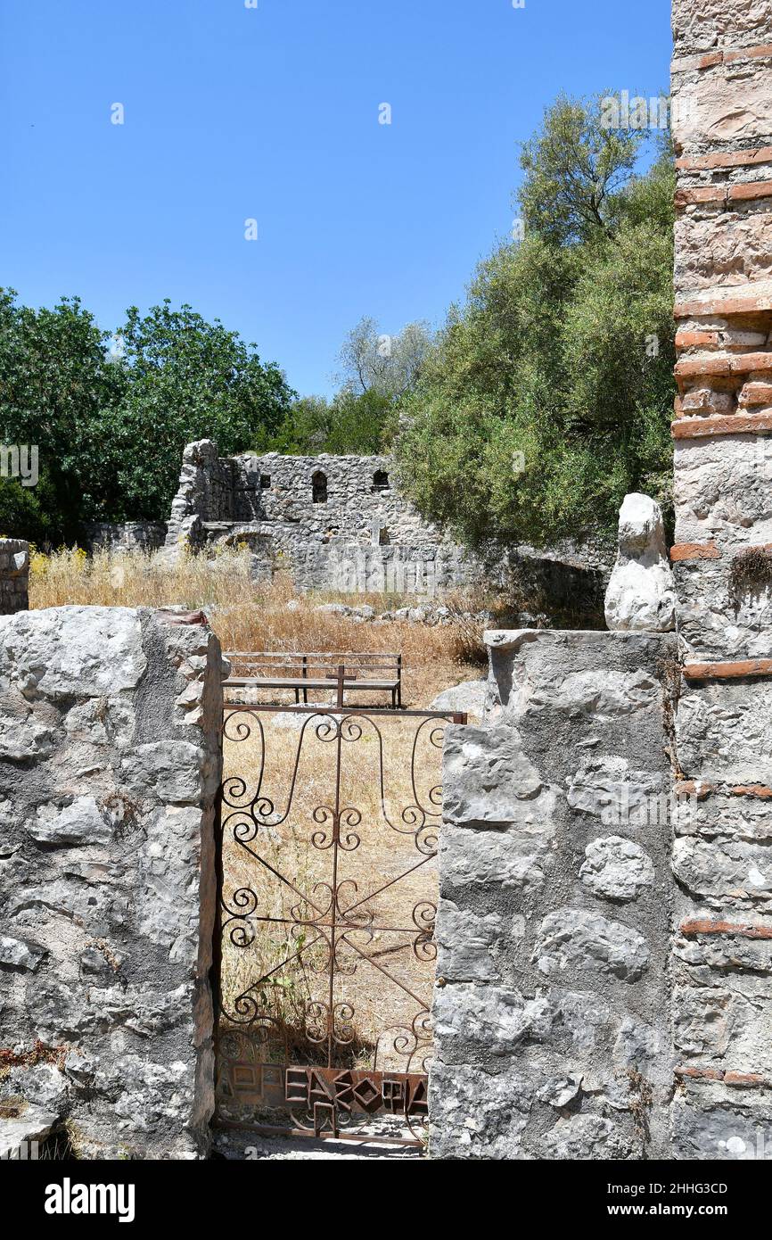 Kypseli, Grèce - entrée au jardin du monastère byzantin d'Agios Dimitros à Saint Demetrius à Épirus Banque D'Images