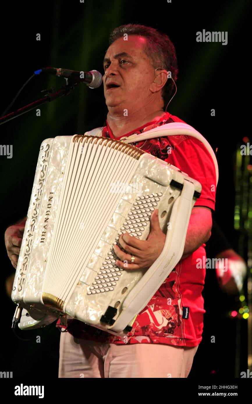 santo antonio de jesus, bahia, brésil - 22 juin 2014 : chanteur et compositeur Flavio Josa lors d'une représentation aux festivités de Sao Joao dans le ci Banque D'Images