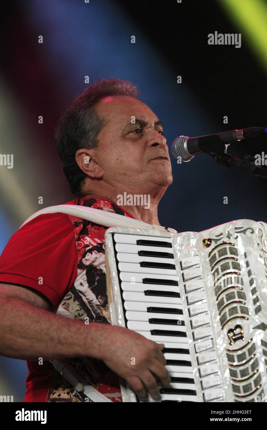 santo antonio de jesus, bahia, brésil - 22 juin 2014 : chanteur et compositeur Flavio Josa lors d'une représentation aux festivités de Sao Joao dans le ci Banque D'Images