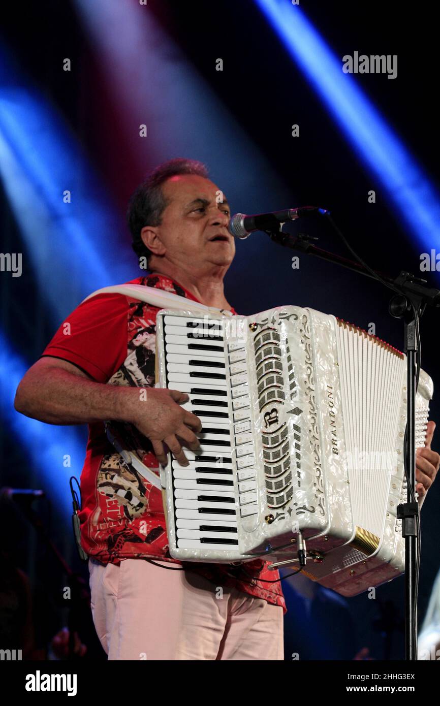 santo antonio de jesus, bahia, brésil - 22 juin 2014 : chanteur et compositeur Flavio Josa lors d'une représentation aux festivités de Sao Joao dans le ci Banque D'Images