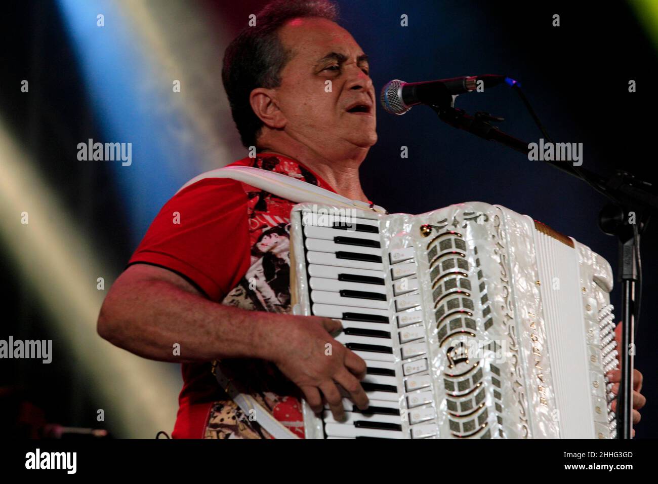 santo antonio de jesus, bahia, brésil - 22 juin 2014 : chanteur et compositeur Flavio Josa lors d'une représentation aux festivités de Sao Joao dans le ci Banque D'Images