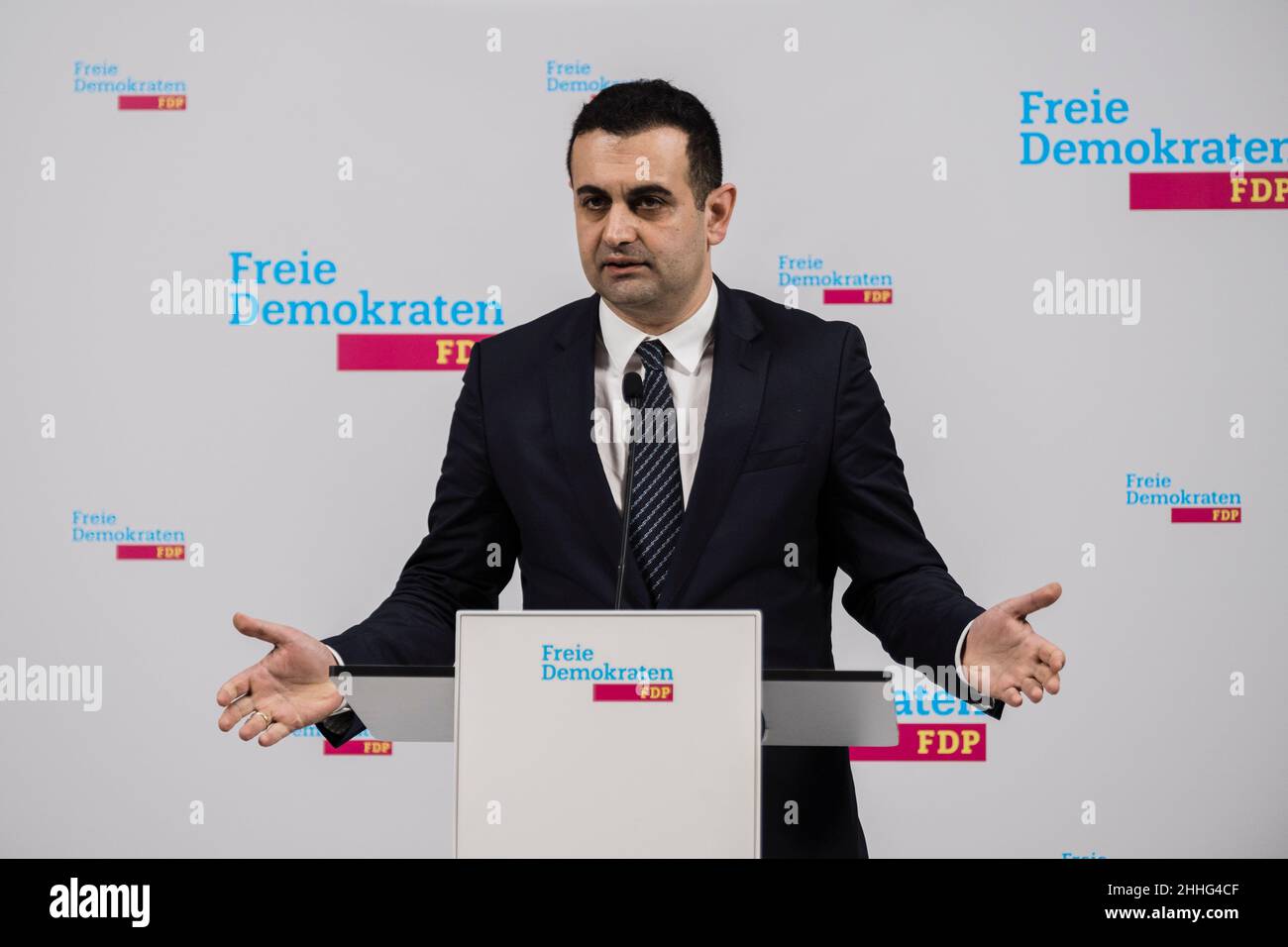 Bijan Djir-Sarai, Secrétaire général désigné du Parti démocratique libre, FDP, lors d'une déclaration à la presse à Berlin, le 24 janvier 2022.(Photo de Ralph Pache/PRESSCOV/Sipa USA) Banque D'Images