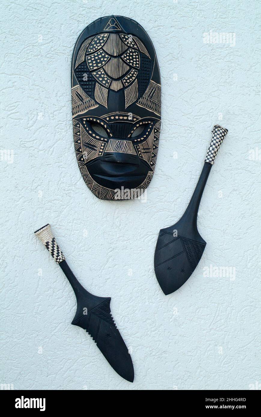 Fidji, masque en bois et armes de Mélanésie Banque D'Images