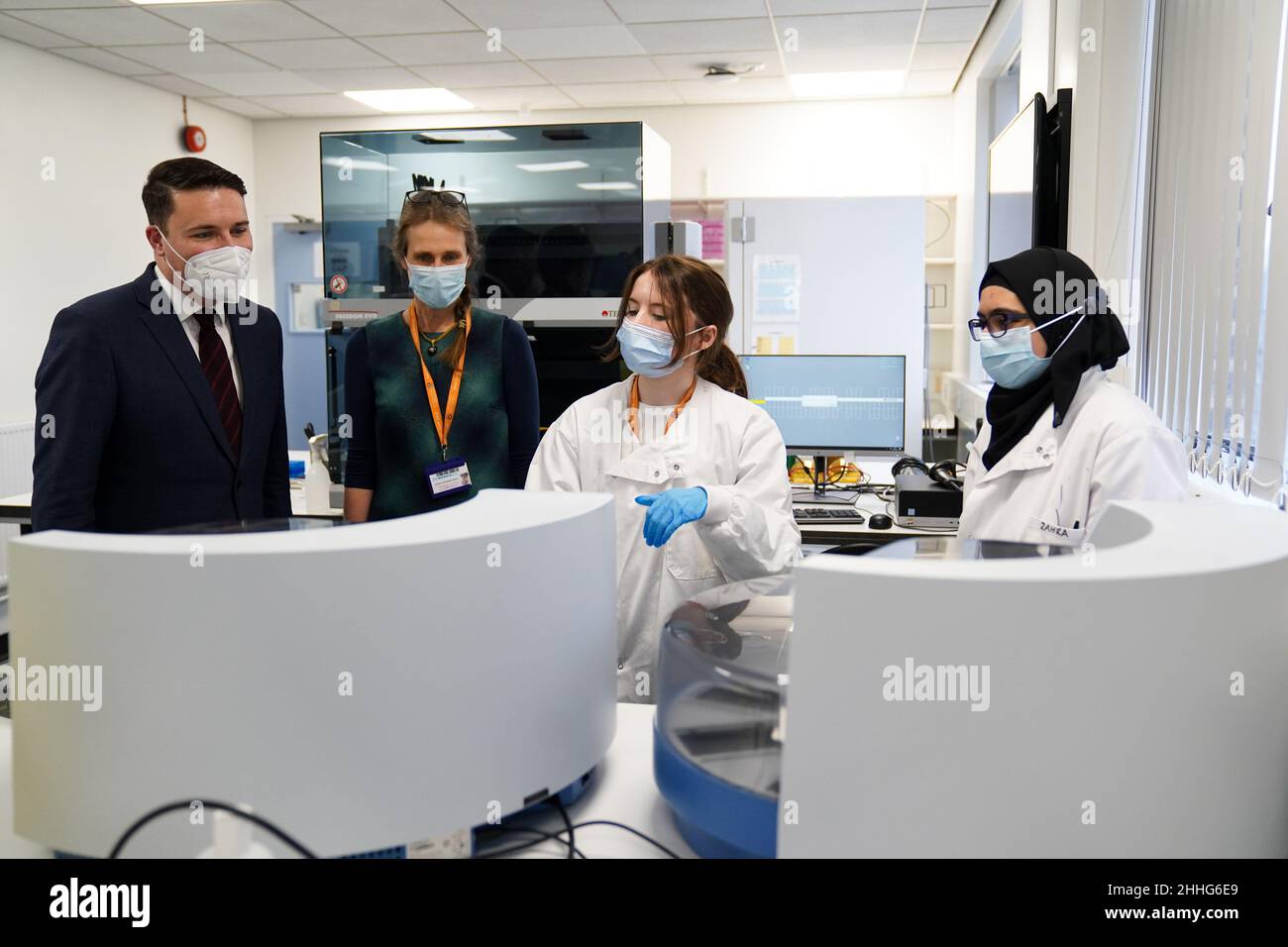 Wes Streeting, secrétaire à la Santé et aux soins sociaux, avec le professeur Alex Richter, parle aux étudiants lors d'une visite de la faculté de médecine de l'Université de Birmingham et des hôpitaux universitaires pour en apprendre davantage sur les recherches de l'université liées à Covid et parler au personnel hospitalier.Date de la photo: Lundi 24 janvier 2022. Banque D'Images