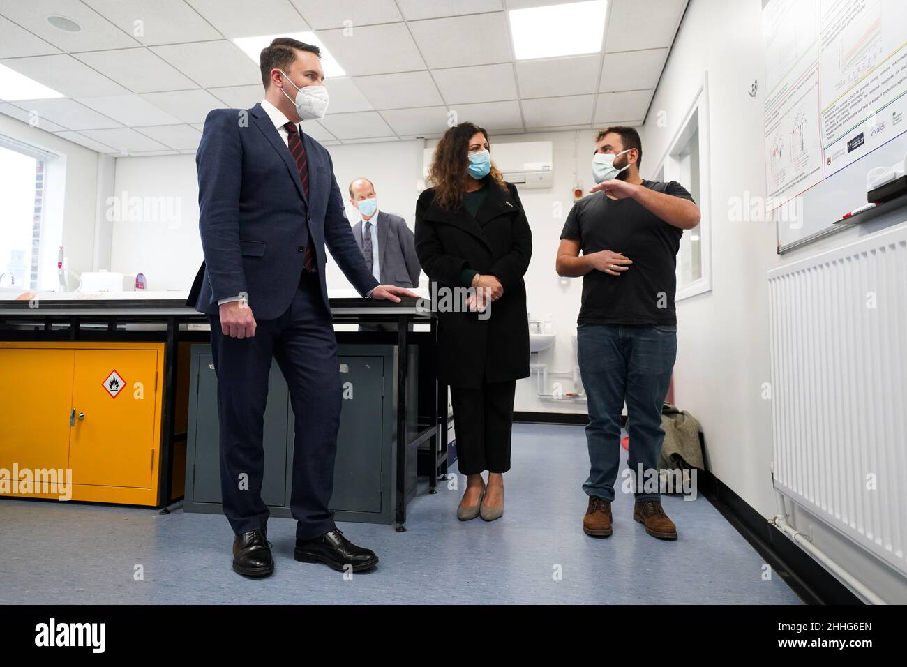 Labor Shadow Health and social Care Secretary Wes Streeting et Preet Gill, député de Birmingham Edgbaston, lors d'une visite de la faculté de médecine de l'Université de Birmingham et des hôpitaux universitaires pour en apprendre davantage sur les recherches de l'université liées à Covid et parler au personnel de l'hôpital.Date de la photo: Lundi 24 janvier 2022. Banque D'Images