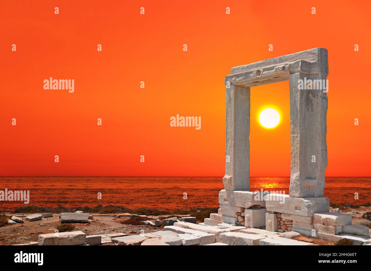 grèce antique grec temple énorme porte de marbre appelé 'portara' dans l'île de naxos, soleil dans les couleurs orange coucher de soleil été Banque D'Images