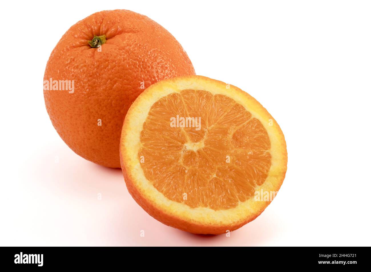 Oranges entières et tranchées.Oranges mûres isolées sur fond blanc. Banque D'Images
