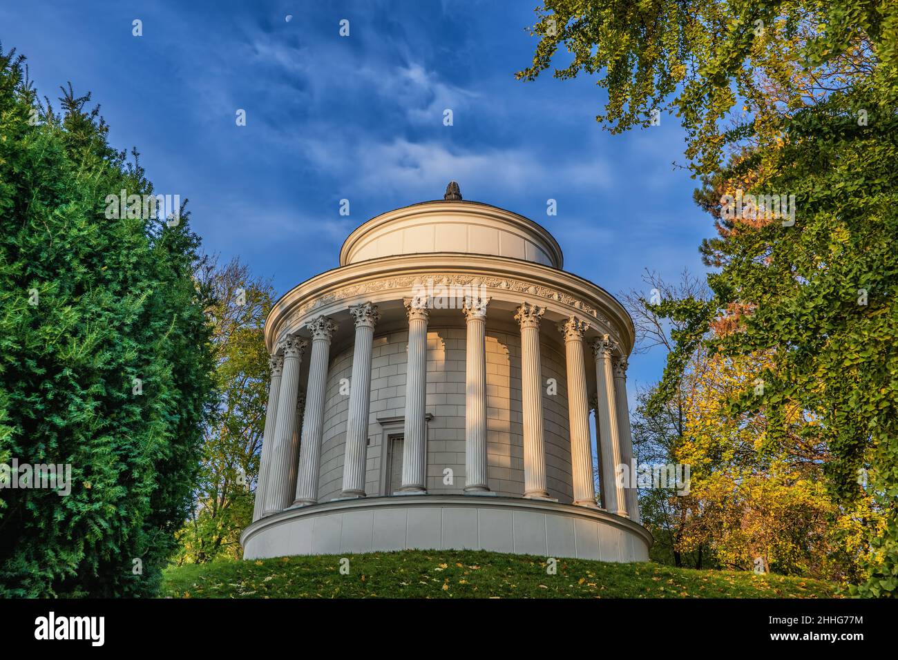 Varsovie, Pologne, Tour d'eau de rotonde de style classique dans le jardin Saxon, la tour a été modelée d'après le temple de Vesta à Tivoli, conçu en 1852. Banque D'Images