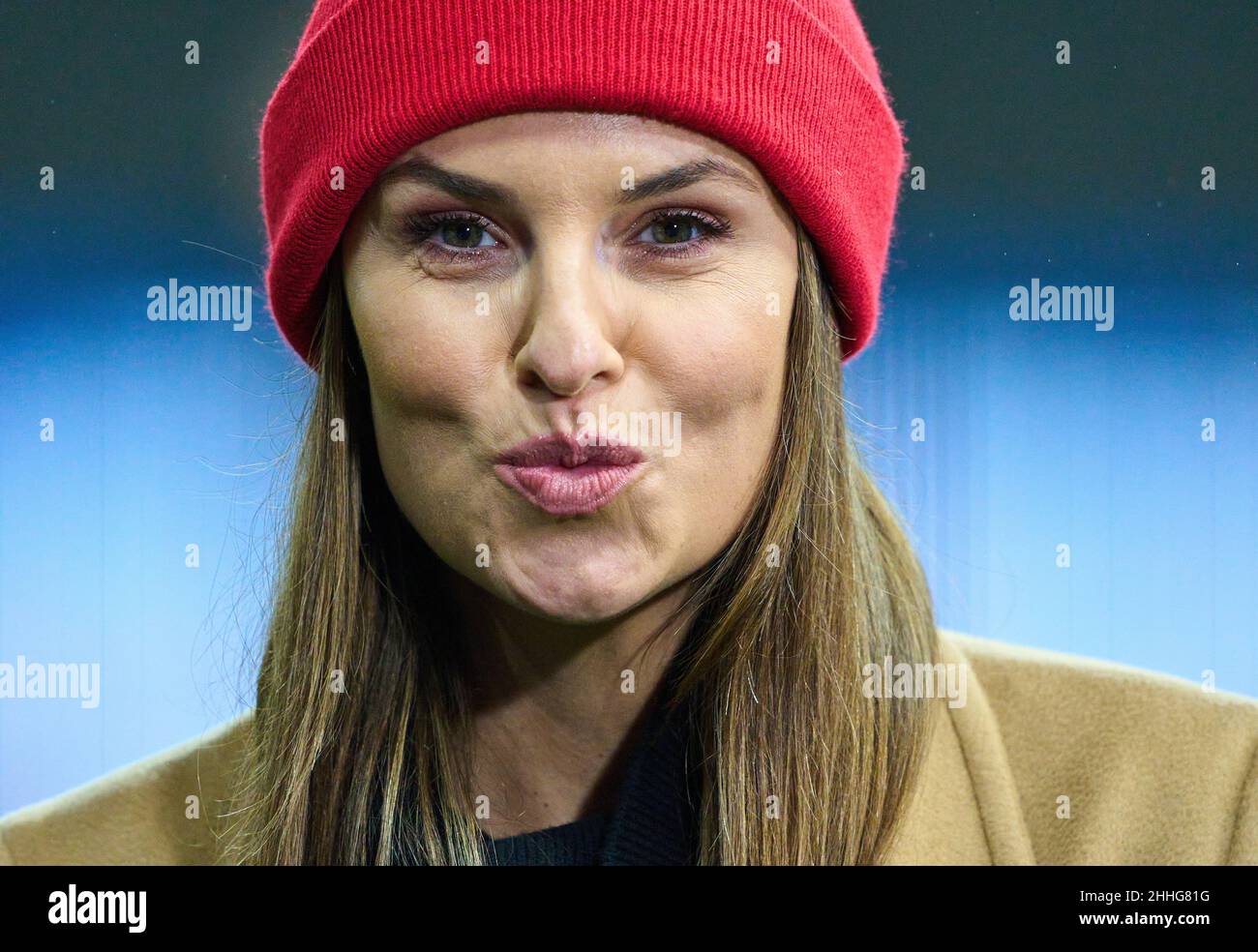 Laura WONTORRA, présentatrice sportive, journaliste, femme, animatrice,TV,  télévision, dans le match HERTHA BSC BERLIN - FC BAYERN MÜNCHEN 1-4 1.Ligue  allemande de football le 23 janvier 2022 à Berlin, Allemagne.Saison  2021/2022, match