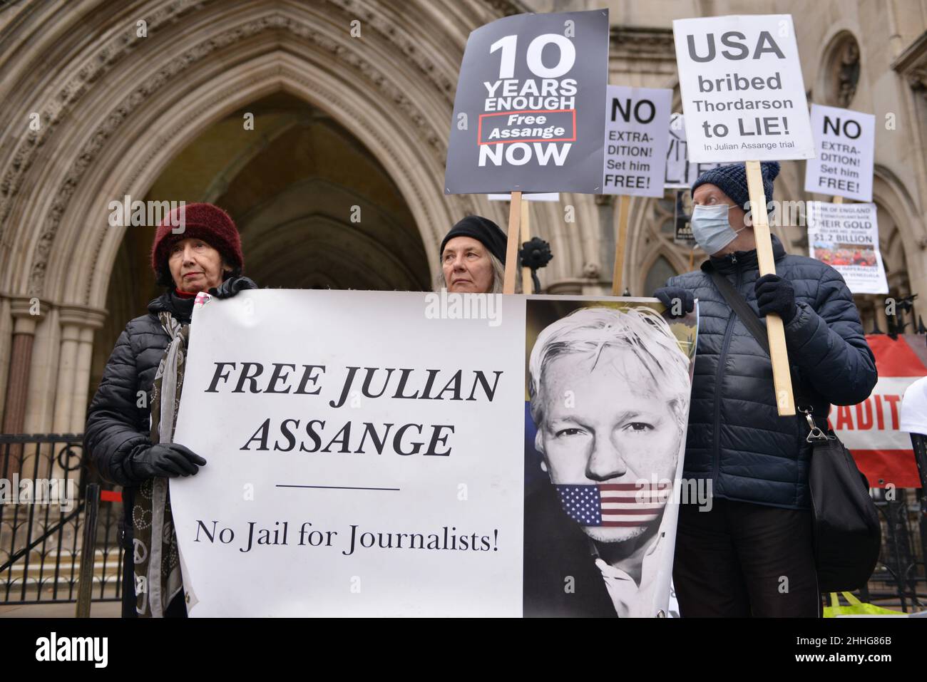 Les manifestants tiennent une bannière avec le slogan Free Julian Assange, devant les cours royales de justice de Londres.Assange a accordé l'autorisation de demander l'extradition à la cour supérieure du Royaume-Uni. Banque D'Images