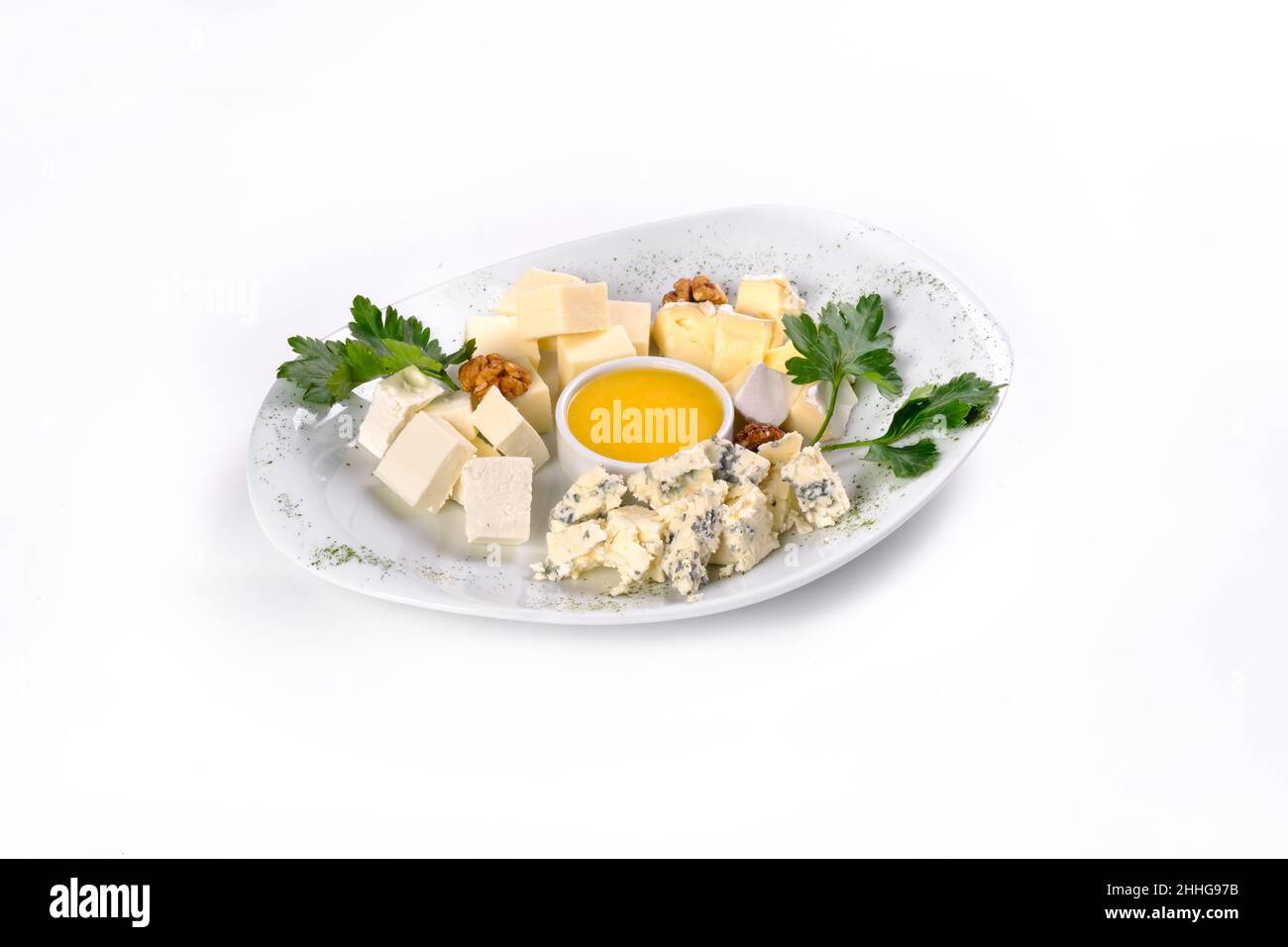 assiette de fromage au miel sur fond blanc isolé. Banque D'Images