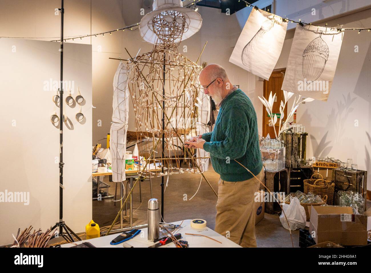 Le fabricant de lanternes Anthony Crosby a créé une grande sculpture en papier et flétrie qui sera exposée dans le jardin de lumière de Trebah, en Cornouailles, au Royaume-Uni. Banque D'Images