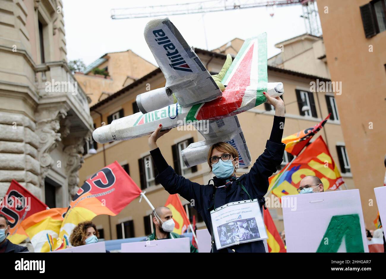 Italie, Rome, 28 avril 2021 : pilotes, hôtesses et travailleurs de la compagnie aérienne italienne Alitalia, protestent contre le nouveau plan du gouvernement qui prévoit f Banque D'Images