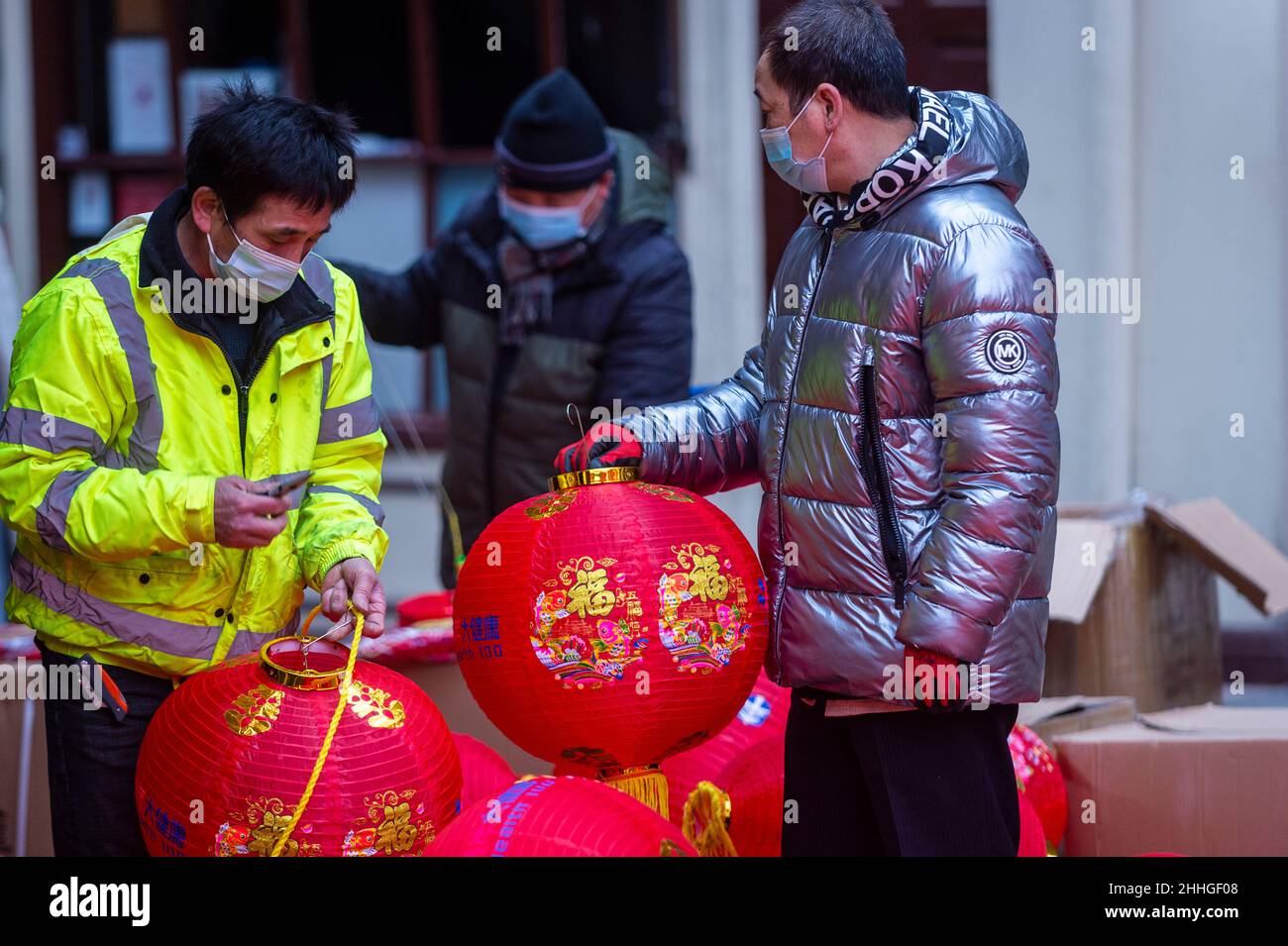 Londres, Royaume-Uni.24 janvier 2022.Des ouvriers assemblent des lanternes à Chinatown avant le nouvel an chinois et l'année du tigre commence officiellement le 1 février.Les festivités sur Chinatown sont réduites cette année à la pandémie.Credit: Stephen Chung / Alamy Live News Banque D'Images