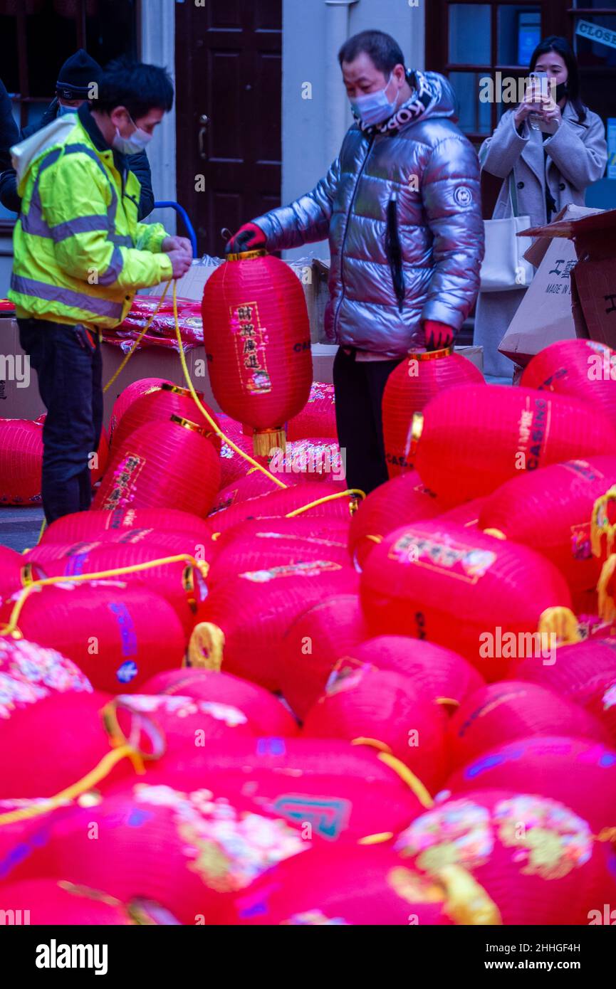 Londres, Royaume-Uni.24 janvier 2022.Des ouvriers assemblent des lanternes à Chinatown avant le nouvel an chinois et l'année du tigre commence officiellement le 1 février.Les festivités sur Chinatown sont réduites cette année à la pandémie.Credit: Stephen Chung / Alamy Live News Banque D'Images
