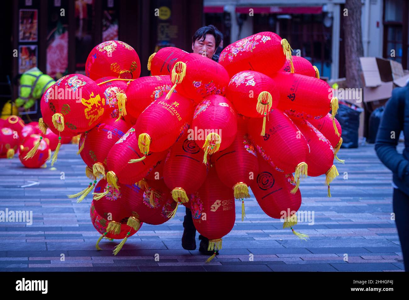 Londres, Royaume-Uni.24 janvier 2022.Un ouvrier porte des lanternes assemblées à Chinatown avant le nouvel an chinois et l'année du tigre commence officiellement le 1 février.Les festivités sur Chinatown sont réduites cette année à la pandémie.Credit: Stephen Chung / Alamy Live News Banque D'Images