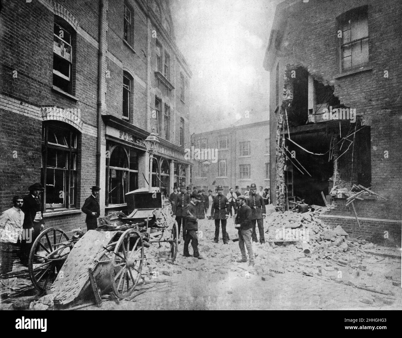 Des débris d'un mur ont soufflé dans la rue par une explosion qui s'est produite à Scotland Yard pendant les activités de Fenian.Mai 1884. Banque D'Images