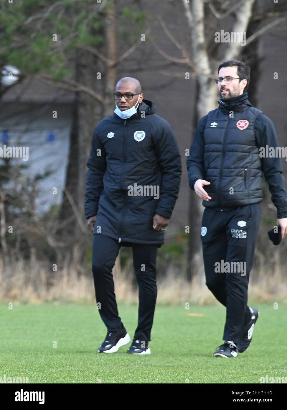 Oriam Sports Center Edinburgh.Scotland UK.24th.Jan 22 cœur nouveau scientifique sportif Junior Mendes (à gauche) avec le responsable de la performance Bob McCunn pendant la session d'entraînement pour Cinch Premiership Match vs Celtic.Crédit : eric mccowat/Alay Live News Banque D'Images