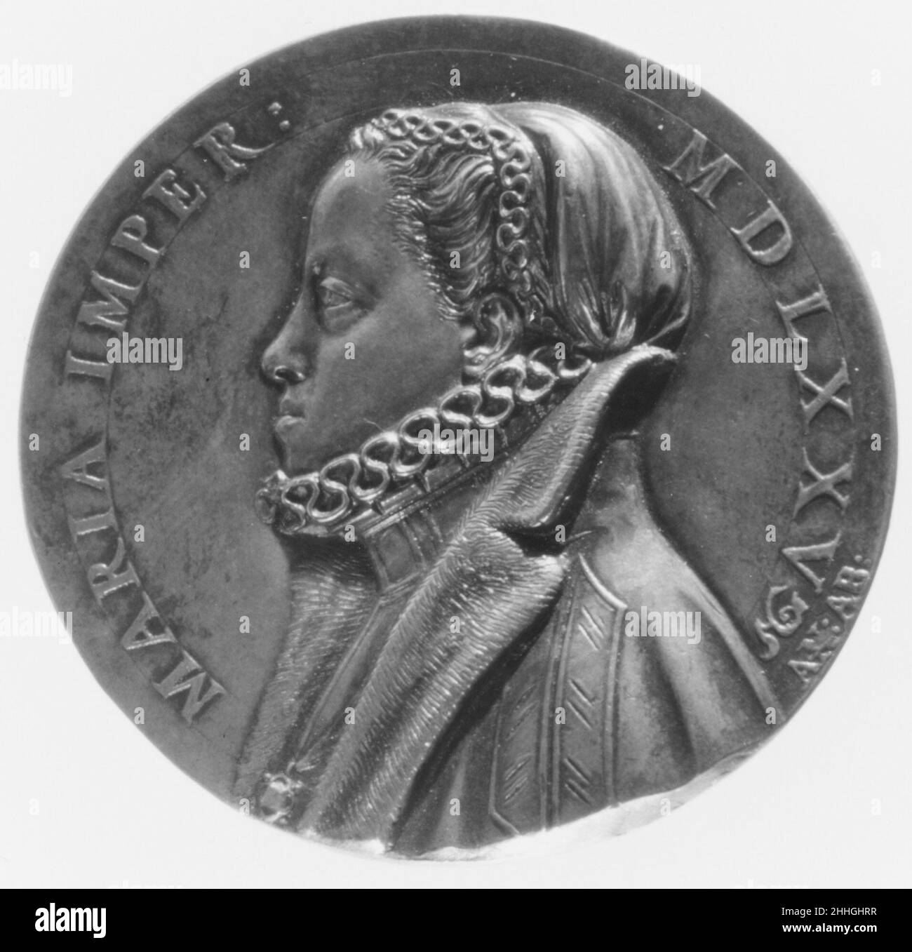 Impératrice Maria 1575 Médaillée: Antonio Abondio Italien ces représentations de médaille de l'empereur romain Saint (1989.12.2) et de sa femme Maria sont jetées séparément avec l'inverse simple, mais le couple peut être trouvé uni sur une médaille aussi bien.La séparation des images a permis de comparer les deux profils captivants comme des pièces d'accompagnement côte à côte, mais a également permis aux artisans des incorporer dans d'autres Kunstkammer et des objets de présentation, tels que des armoires ou des boîtes en ébène, des récipients en argent, ou des supports de bijoux précieux.Abondio entra au service de l'empereur Maximillian II (r.1564–76) à Vienne en 1566 Banque D'Images