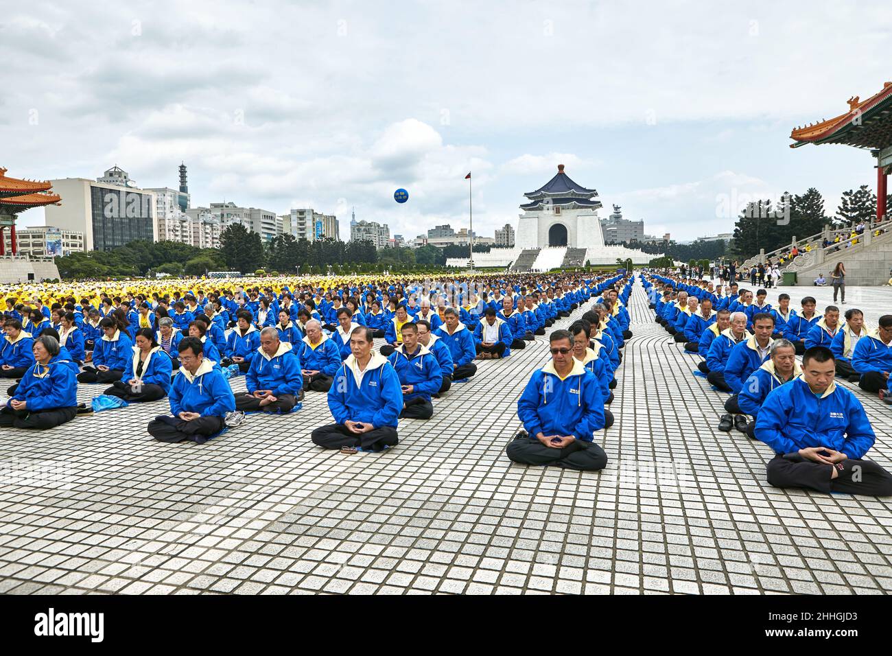 Un immense nombre de pratiquants de Falun Gong (Dafa) méditent sur la place de la liberté de Taipei à Taiwan.Falun Gong qigong, est interdit en Chine. Banque D'Images