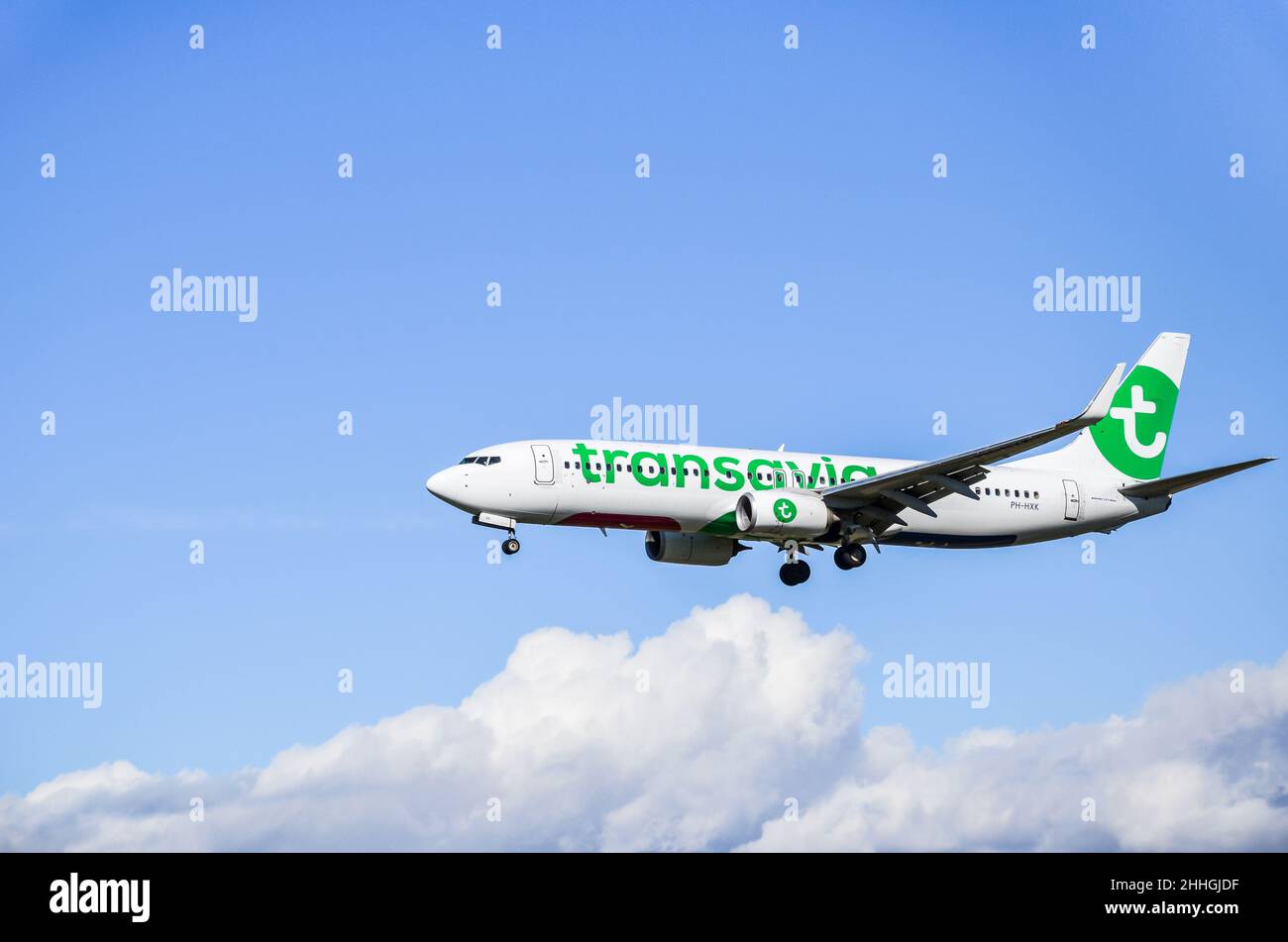 Barcelone, Espagne ; 1 novembre 2021 : avion Boeing 737 de la compagnie aérienne Transavia, atterrissant à l'aéroport Josep Tarradellas Barcelona-El Prat Banque D'Images