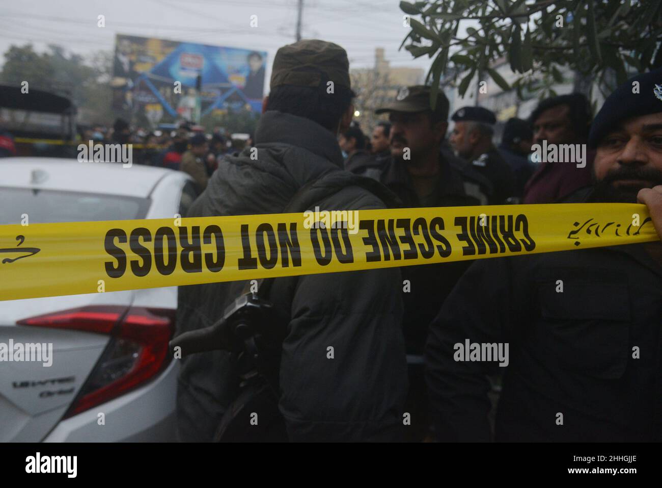 Lahore, Punjab, Pakistan.24th janvier 2022.Des policiers pakistanais et des journalistes se rassemblent autour de la voiture du journaliste local Husnain Shah sur le site de l'incident de tir à Lahore.Des hommes armés non identifiés qui ont tiré sur une moto et qui ont tué Husnain Shah lundi dans la ville de Lahore avant de fuir la scène, ont déclaré un responsable de la police et des représentants de journalistes.(Credit image: © Rana Sajid Hussain/Pacific Press via ZUMA Press Wire) Banque D'Images