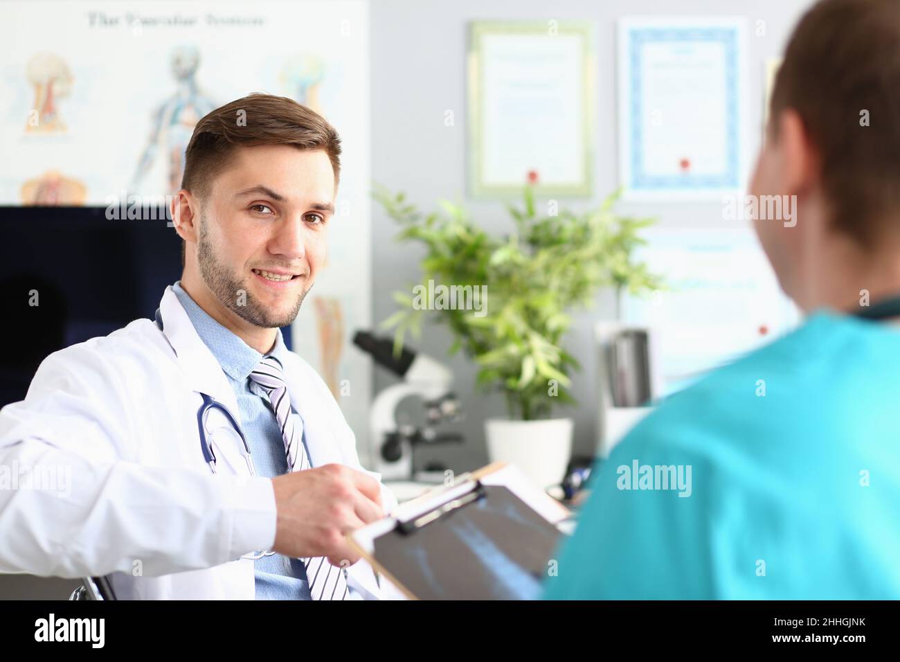 Deux médecins discutant du diagnostic médical du patient Banque D'Images