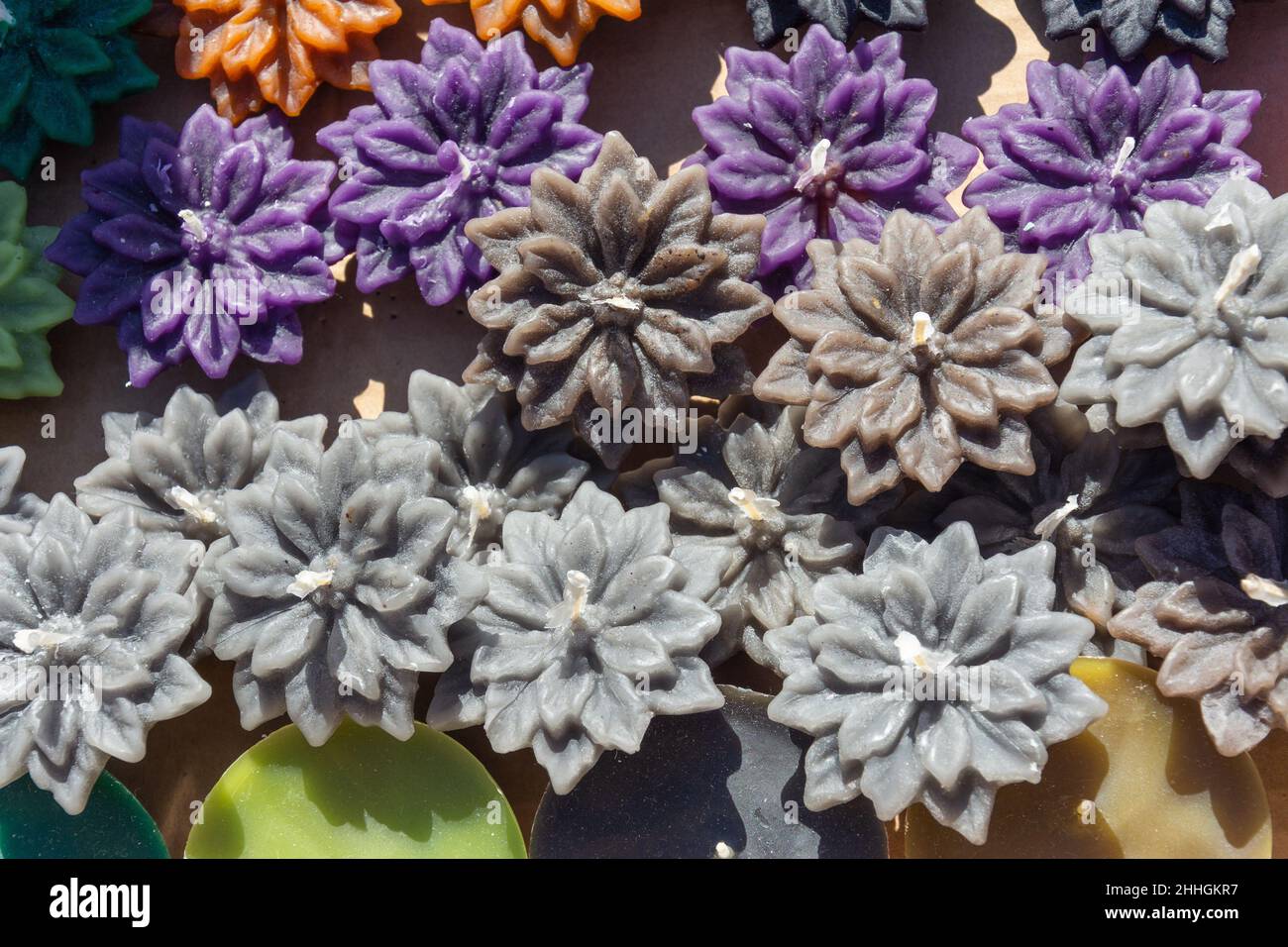 Bougies de cire d'abeille en Selfmade dans différentes couleurs à la vente Banque D'Images