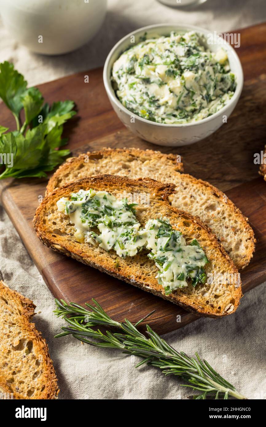 Beurre d'herbes maison sain et pain au romarin et au persil Banque D'Images